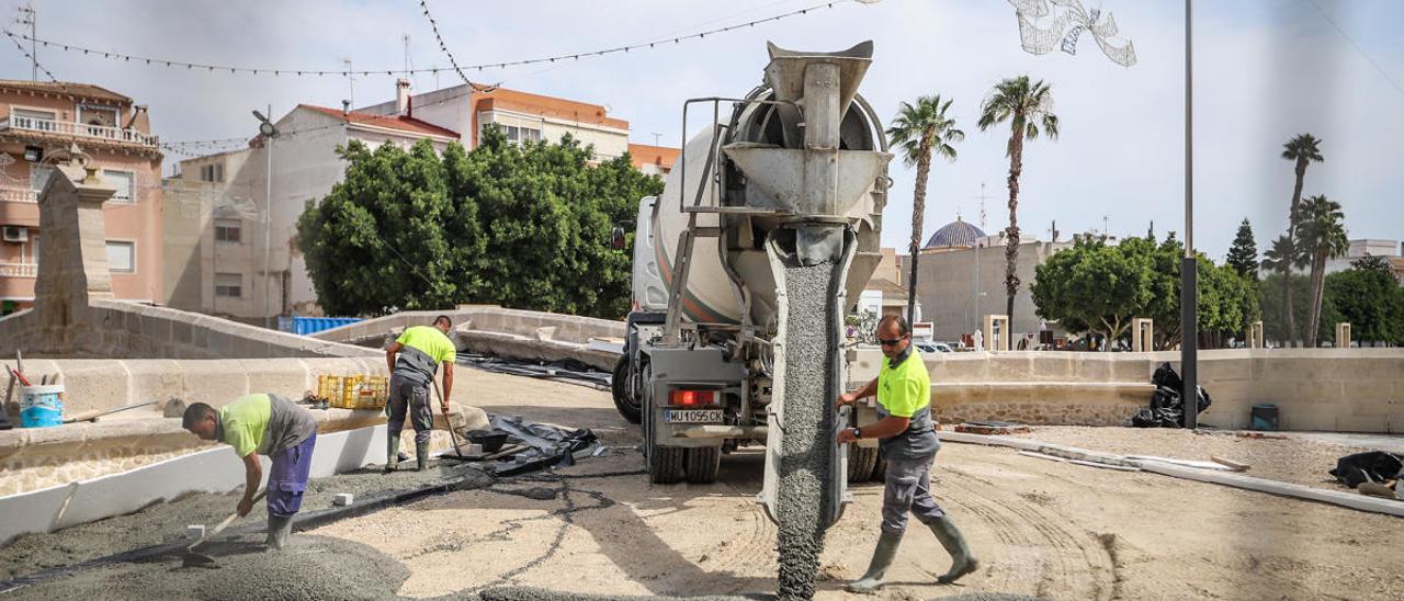 Imagen del parcheo realizado sobre el puente histórico en junio 2019 una vez no se encontraba el granito para rematar la obra/Foto Tony Sevilla