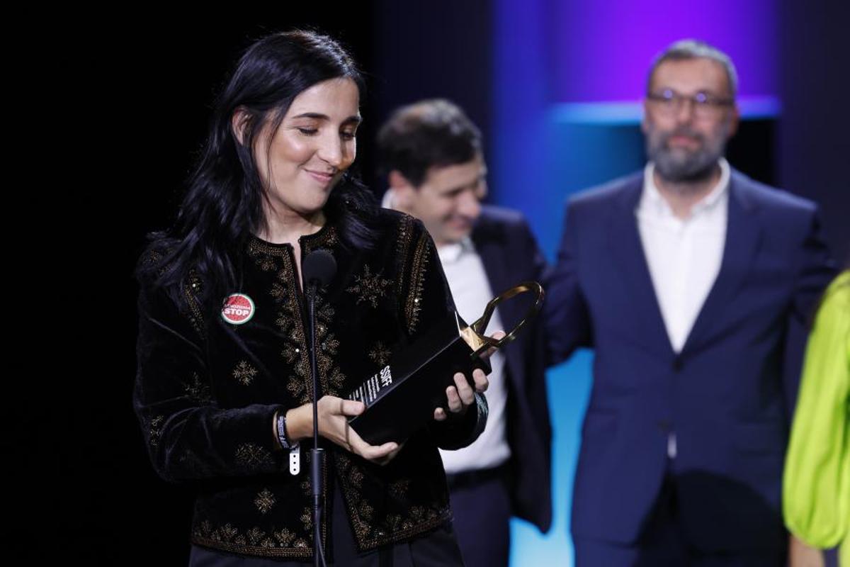 La directora Alauda Ruiz de Azúa recibe la Concha de Oro por la película Los Domingos en Donosti