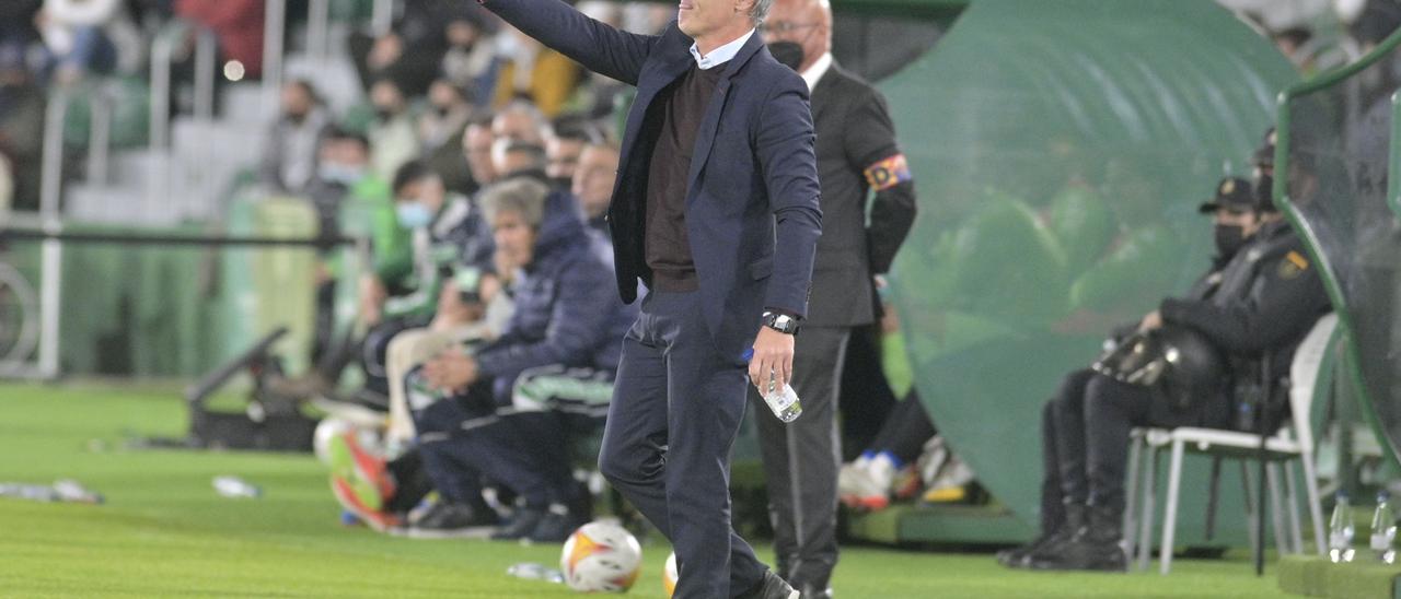 Fran Escribá dando instrucciones este pasado domingo frente al Betis, en su último partido en el banquillo del Elche