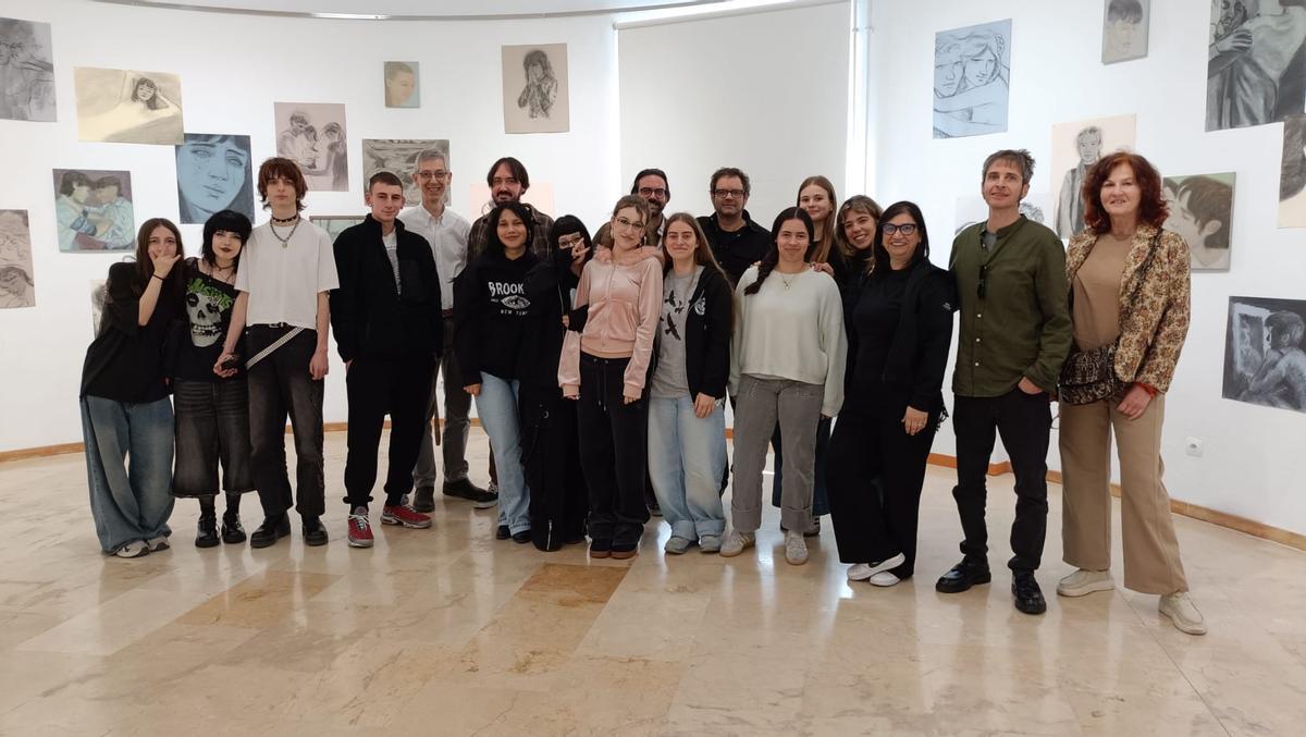 Fernández Ávala, segundo por la derecha, con alumnos y profesores del IES Bernaldo de Quirós.