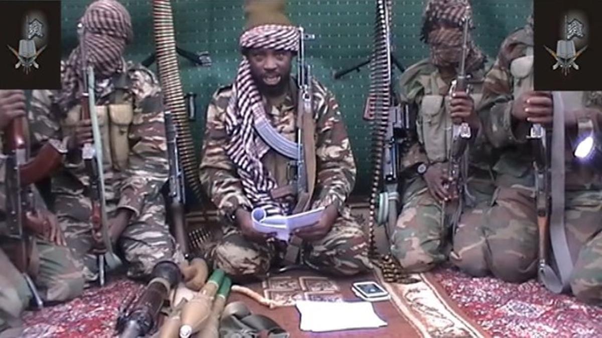 El presunto líder del grupo terrorista Boko Haram, rodeado por guerrilleros armados, en una imagen extraída de una grabación, en septiembre del año pasado.
