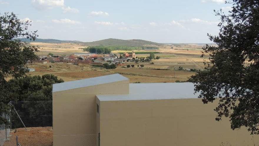 El nuevo depósito de agua se alza en el cerro del Seijo que domina el casco urbano de Fuente Encalada.