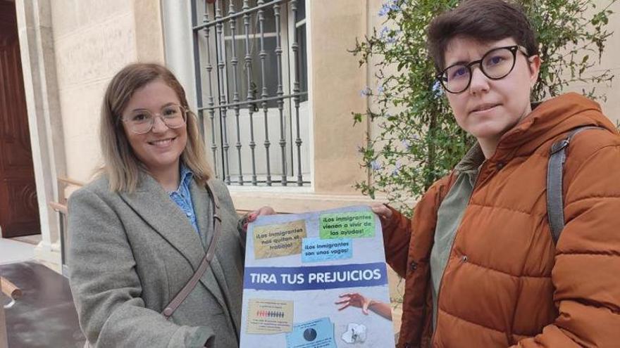 Ángeles Pedraza y Alicia Galisteo muestran los carteles informativos de esta campaña.