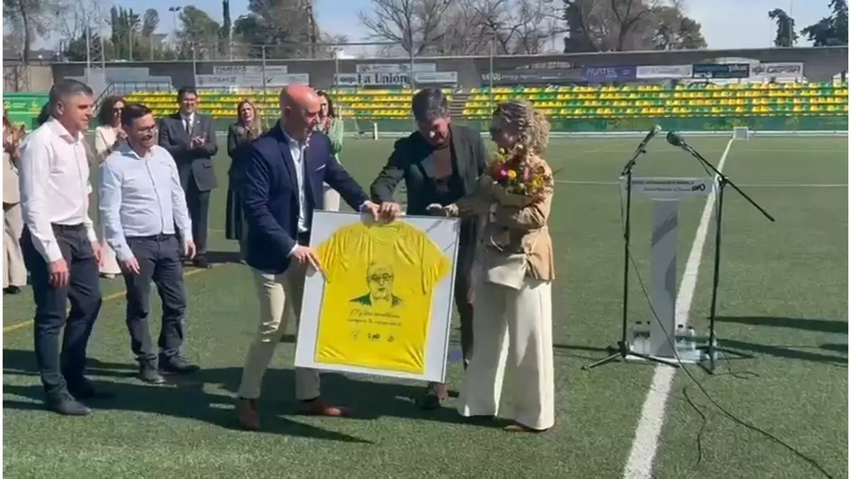 Montilla rotula el estadio municipal con el nombre de Miguel Navarro