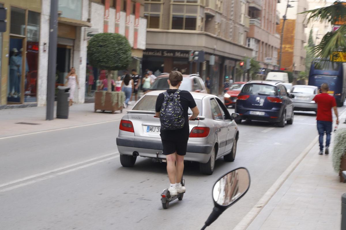 Imagen de archivo de un joven circulando en patinete por Lorca.