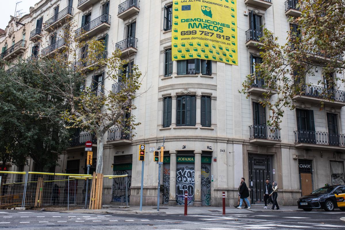 Mensajes de despedida al bar Jofama, que cierra tras 70 años sirviendo en Barcelona