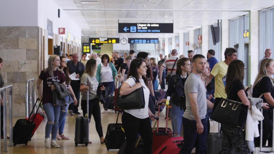 Passatgers a la terminal de Vilobí.