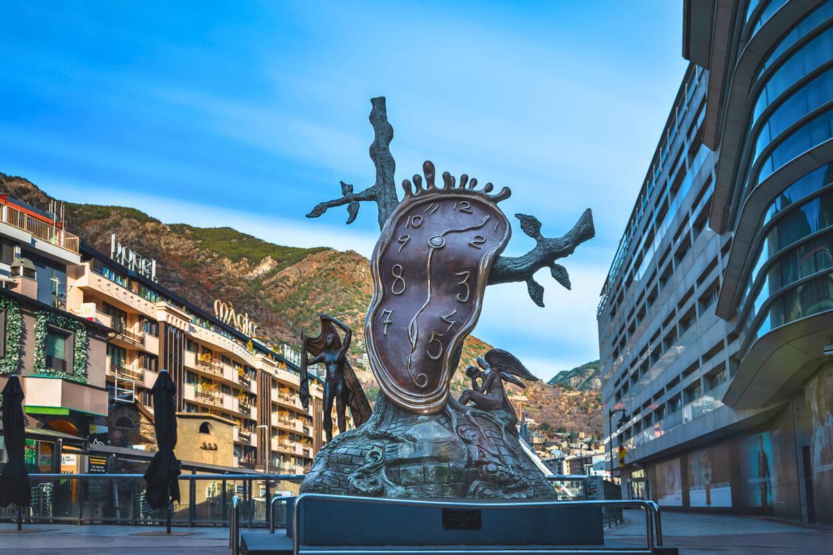 "La Nobleza del Tiempo", escultura de Dalí expuesta en Andorra la Vella