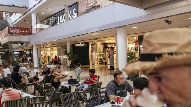 Un bar d’un centre comercial de Barcelona, ple de clients. | JORDI OTIX