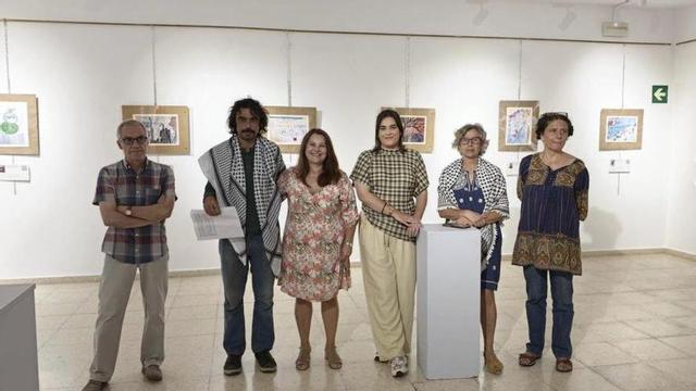 La alcaldesa de Cangas y la edil de Cultura (centro) con miembros de Morrazo X Palestina en la inauguración.