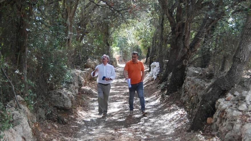 Garcia, con un técnico municipal, por el camino donde se construirá la conexión con sa Marineta.