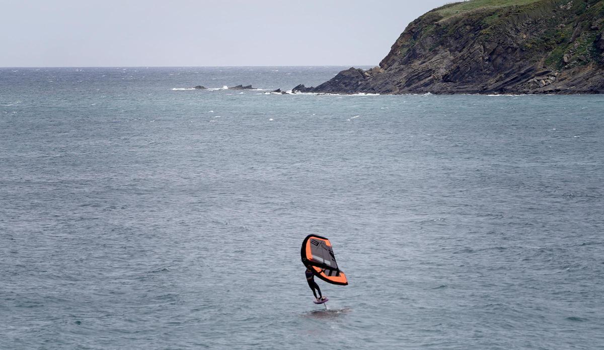 Un hmbre realiza Kitesurf en la desembocadura de la ría frente a Mundaka, en Vizkaya.