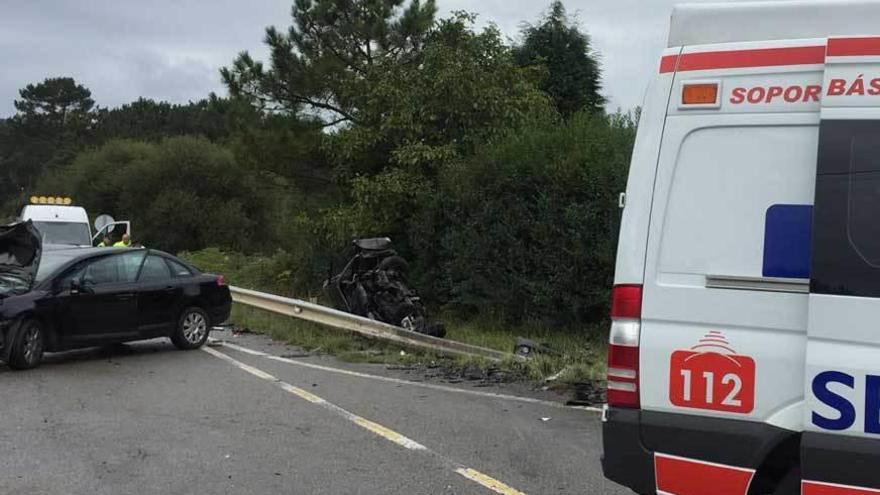Los dos vehículos implicados en el accidente ocurrido ayer en el cruce de San Cristóbal, en Valdés.