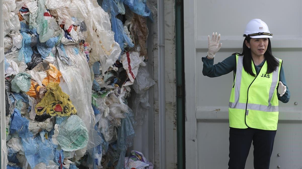 La ministra de Medio Ambiente, Yeo Bee Yin, junto a un contenedor de residuos plásticos en el Port Klang.