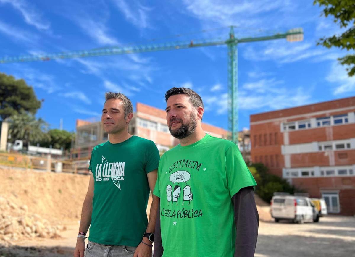Los dos dirigente de Compromís junto a las obras del instituto Andreu Sempere