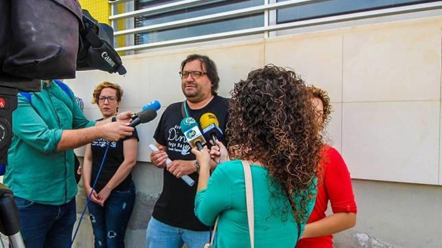 Los padres, ayer, durante la rueda de Prensa de Dinoco.