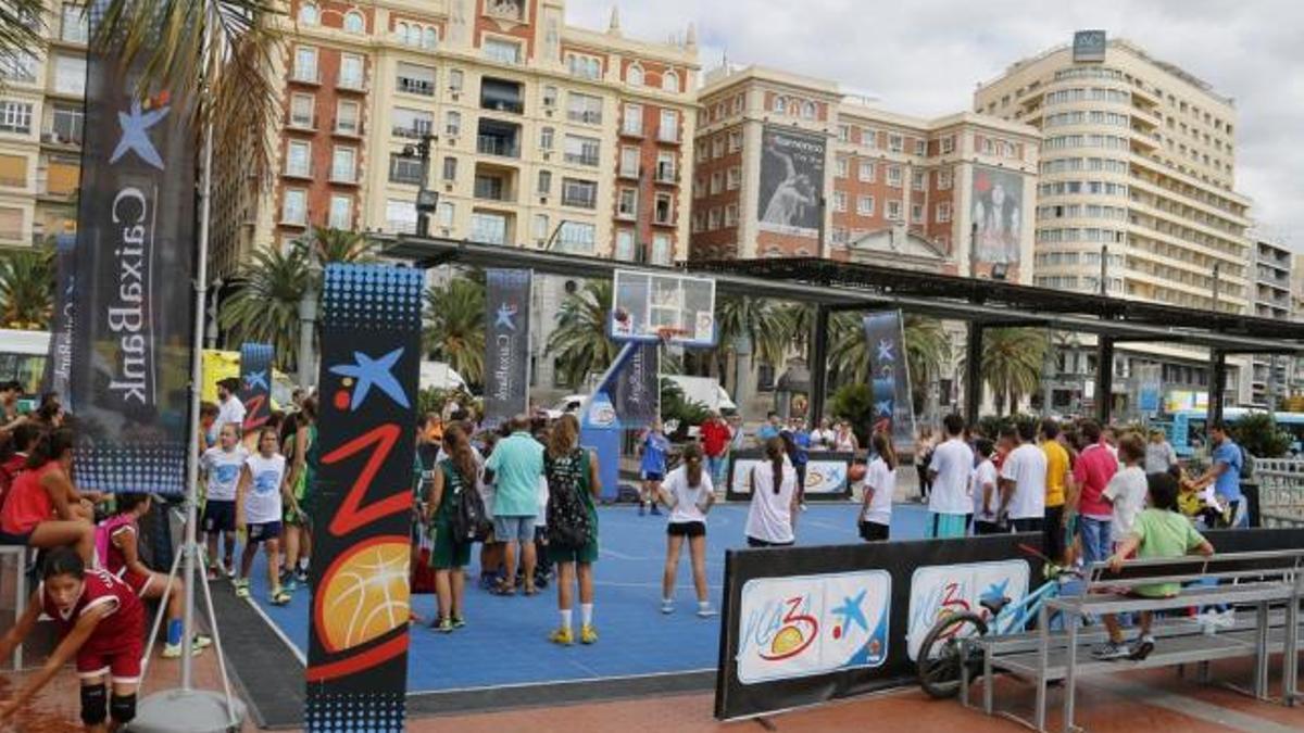 El circuito Plaza 3x3 de CaixaBank ya ha visitado varias veces la capital. Imagen del torneo de 2015