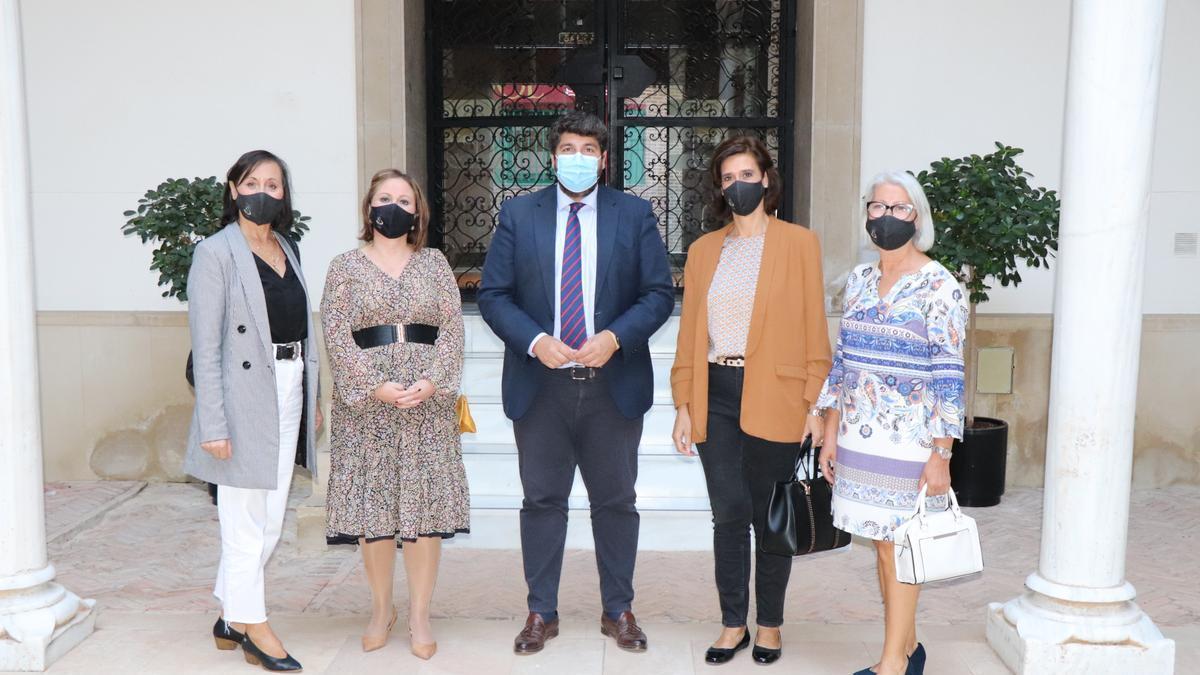 El presidente López Miras con la junta directiva de Coros y Danzas de Lorca.