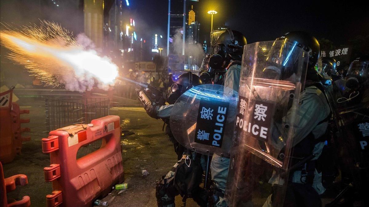 zentauroepp49327330 topshot   police fire tear gas during a protest in the distr190804174405