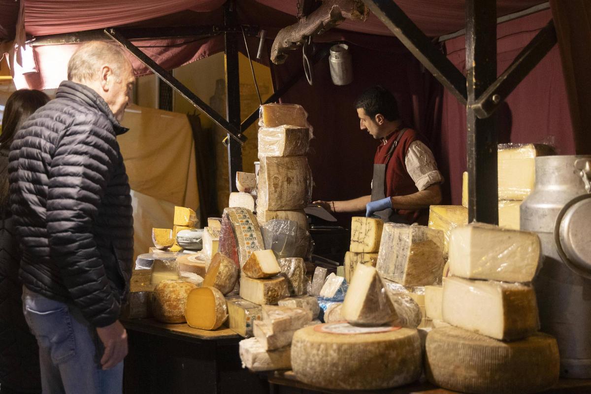 Un puesto de venta de quesos en el Mercat Medieval de Ontinyent, en la edición de este 2026.