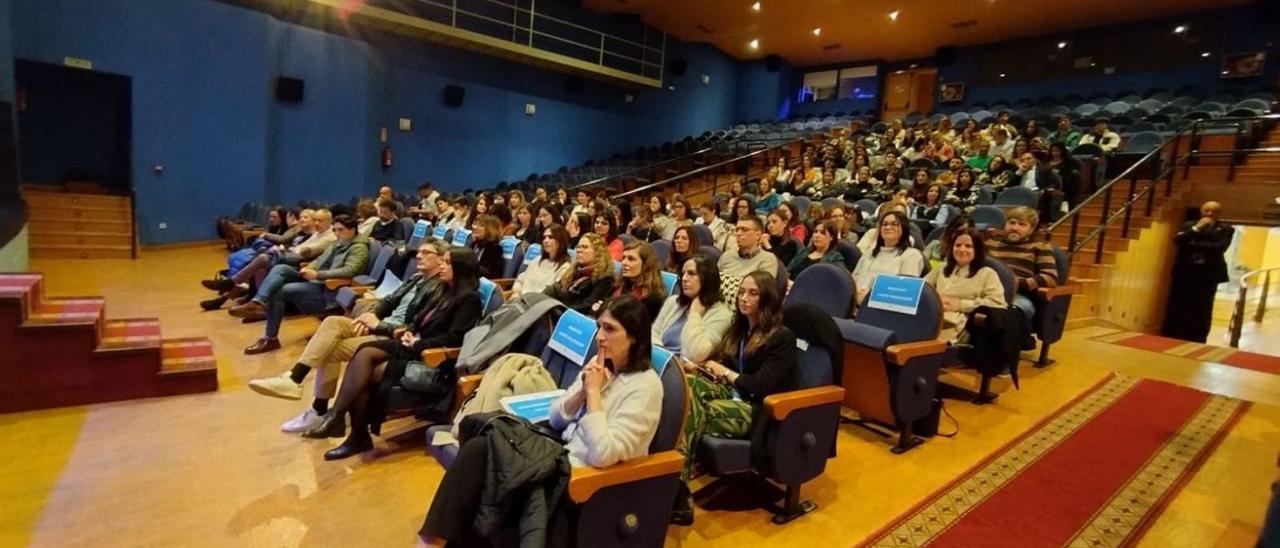 Público asistente a la jornada de salud mental en La Felguera. | D. O.