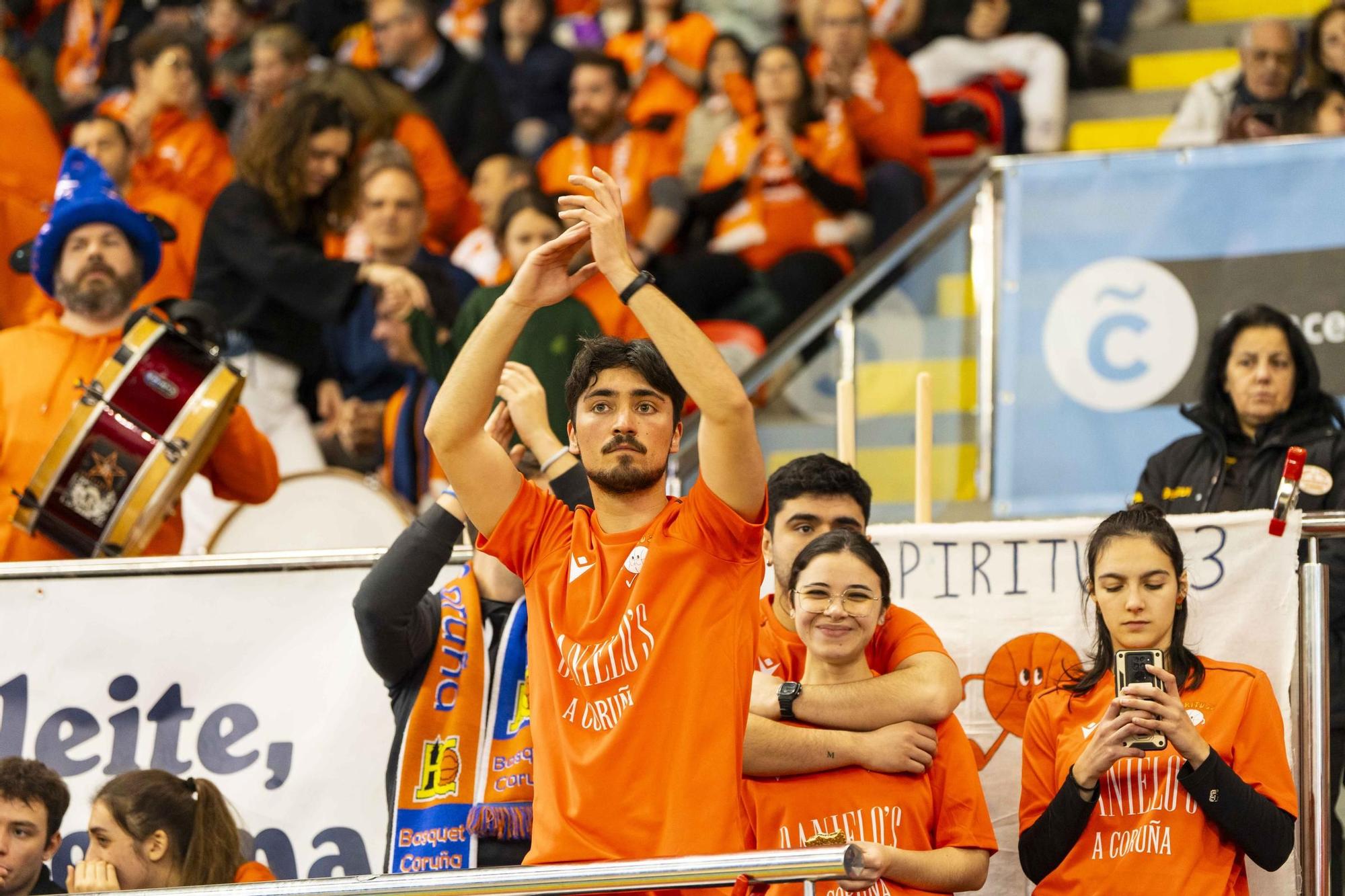 A Coruña respira naranja con el Leyma