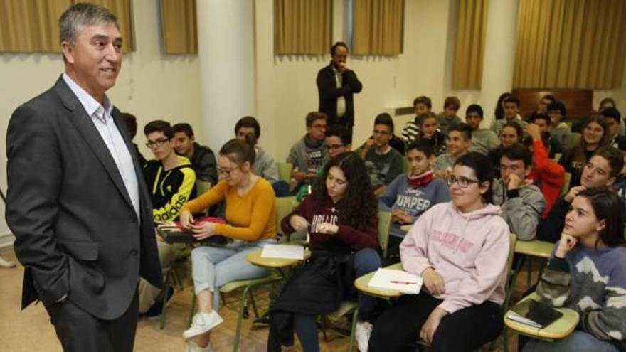 El conseller pronunció ayer una conferencia ante alumnos del colegio Arnauda de Alcoy.