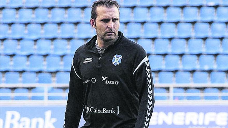 Rubén Baraja, entrenador del Tenerife, sobre el césped del Heliodoro.