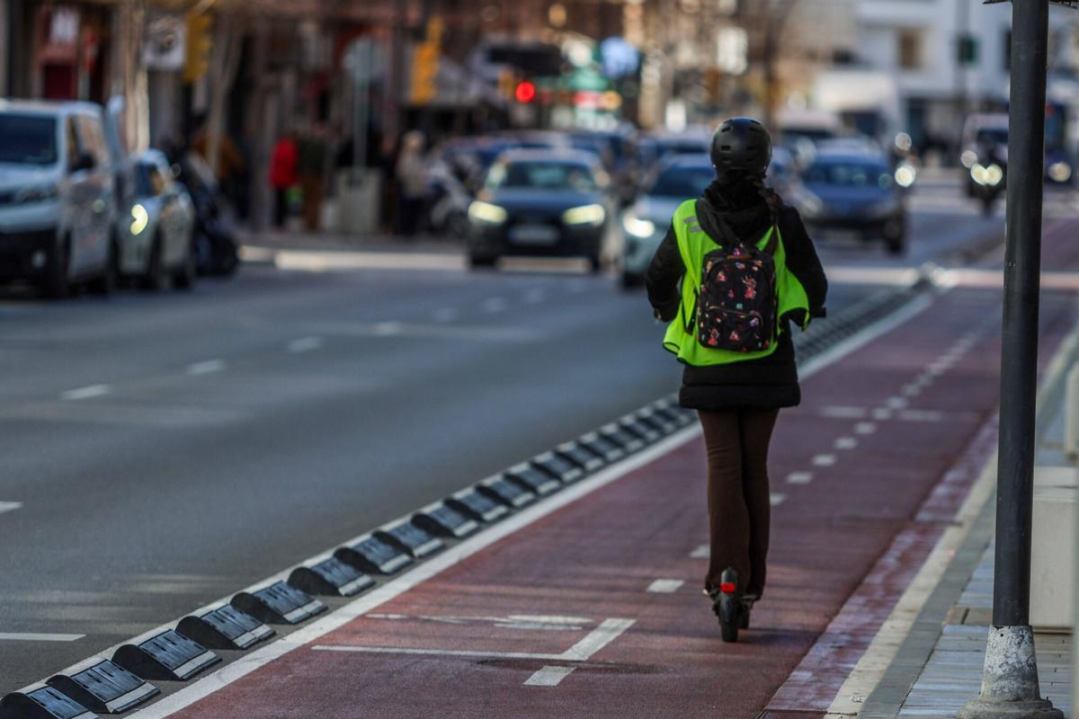 Un usuario de un patinete eléctrico en Ibiza