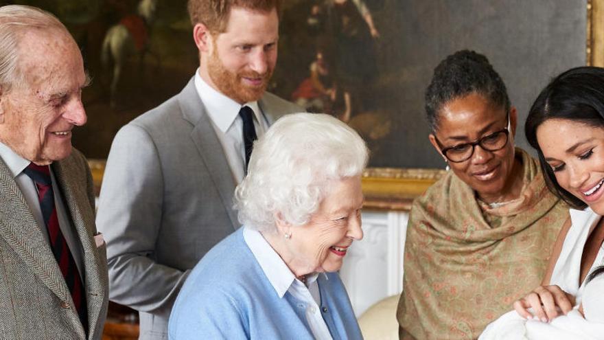 La Reina Isabel II veient el primer fill dels ducs de Sussex