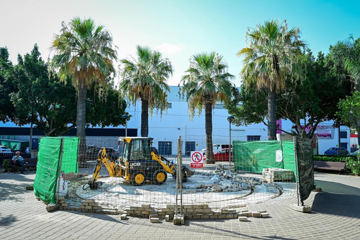 Obras en la fuente del parque Rosa Bueno.