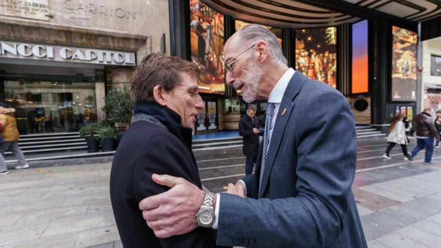 José Luis Martínez-Almeida (izda.), con Jesús Vázquez Almuiña.