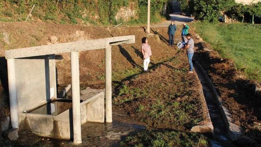 Los ediles Klaus Brey y Pilar Peón visitaron las obras de limpieza del entorno, en el que se mejorarán los accesos con senderos peatonales.