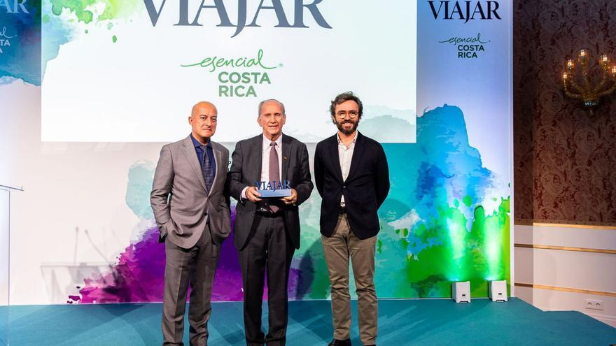 El director de la revista “Viajar”, 
Josep Maria Palau; el ministro 
William Rodríguez, y Aitor Moll.   | // JUAN PELEGRÍN