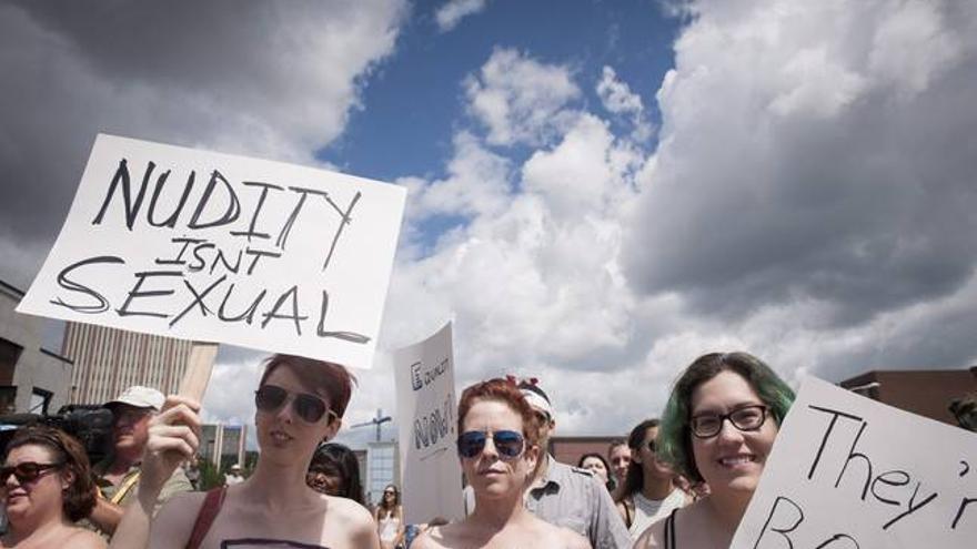 Centenares de personas se manifiestan por el derecho de las mujeres a pasear en toples