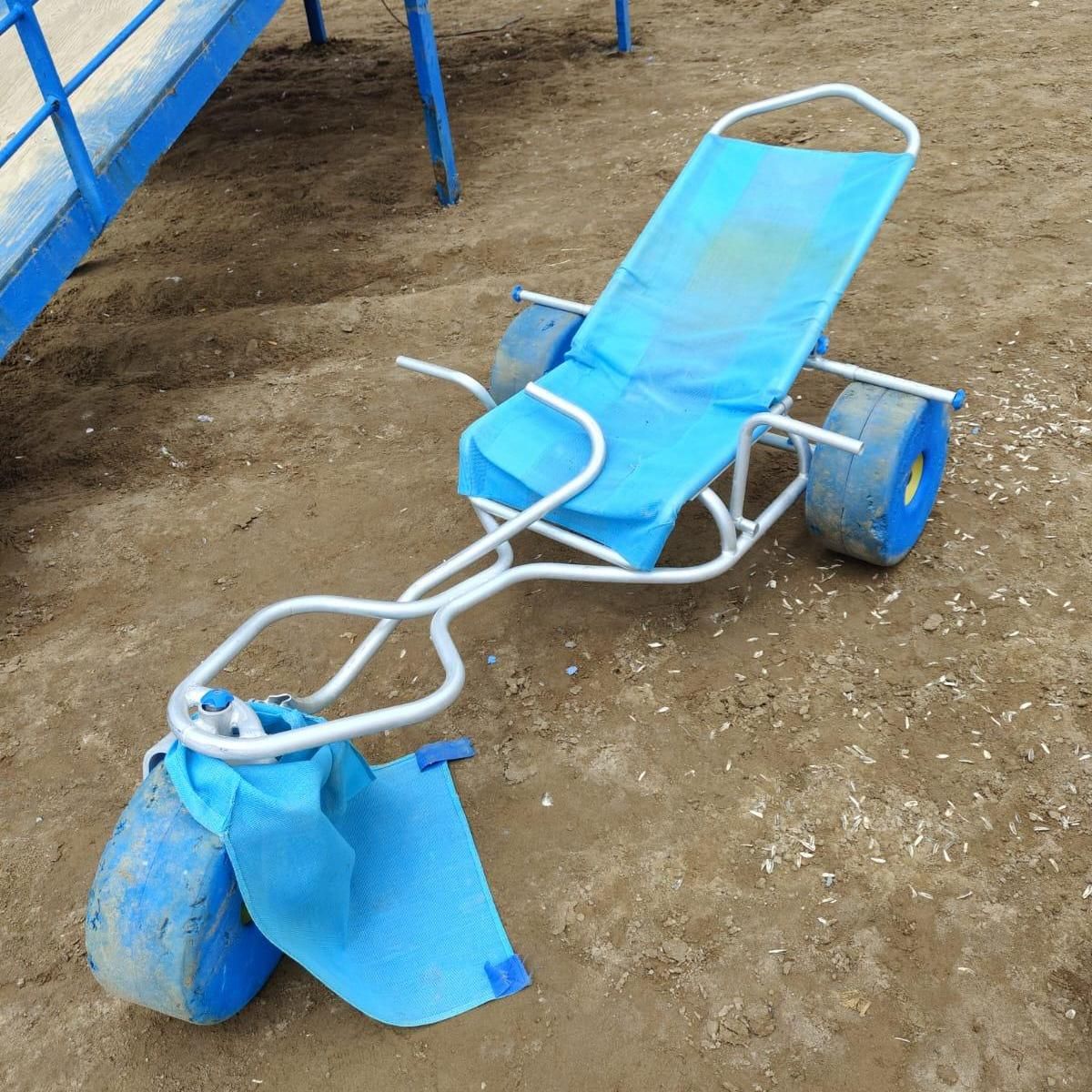 La silla anfibia rota de la playa Paseo del Puerto en Mazarrón