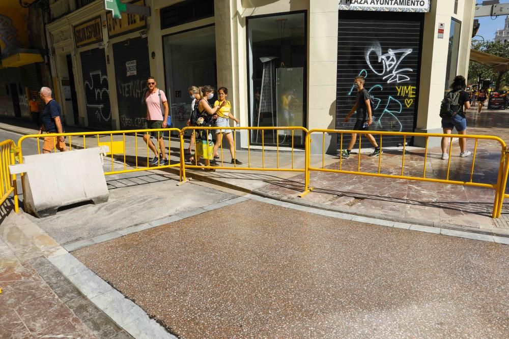 Comienzan a poner el suelo rojo de la Plaza del Ayuntamiento