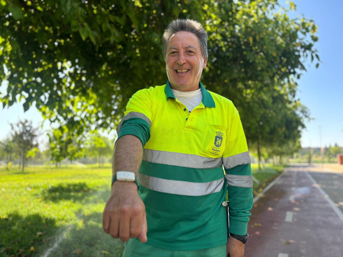 Manuel Salgado enseña la pulsera inteligente que avisa de riesgo a sufrir golpes de calor en el parque del río en Badajoz.