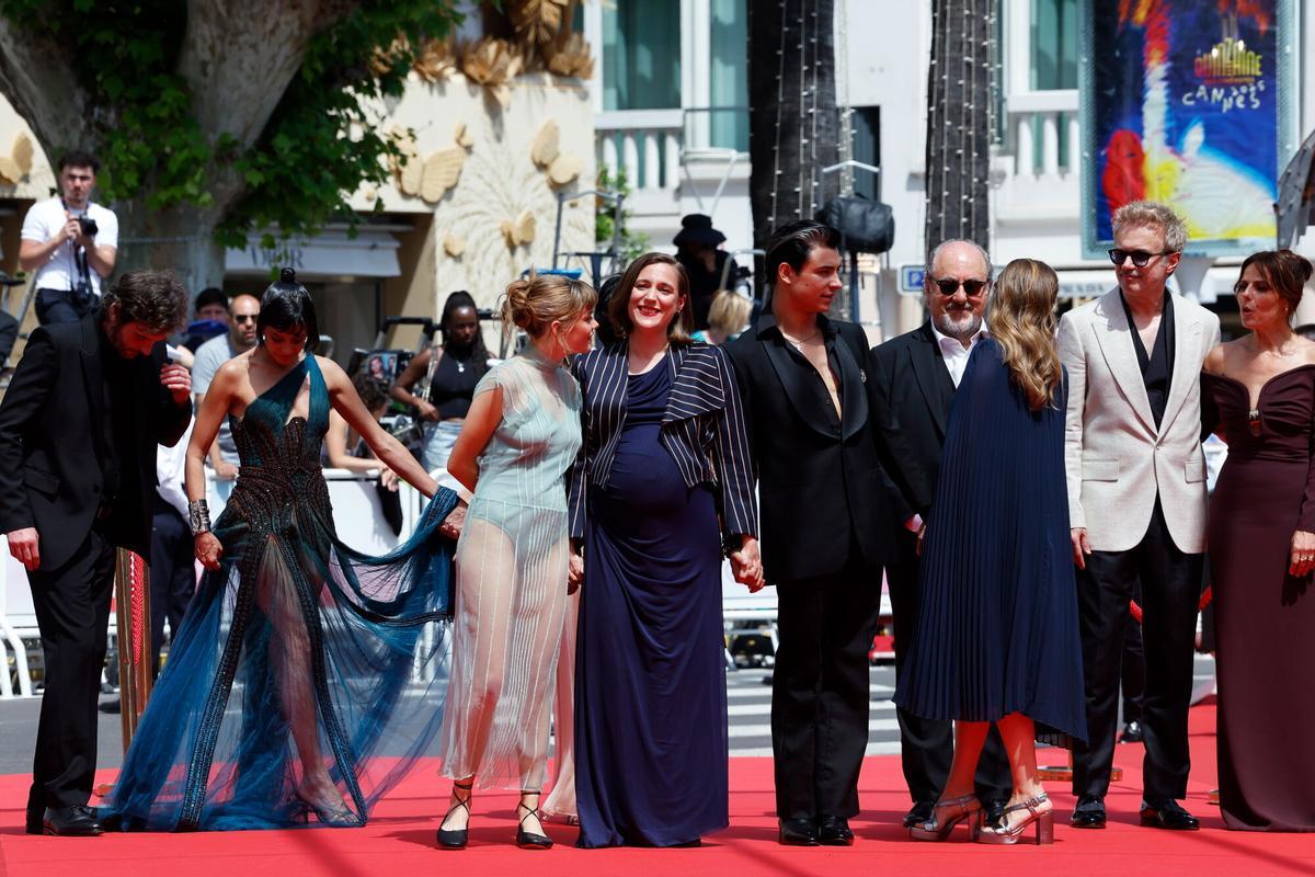 CANNES (Francia), 21/05/2025.- (2L-R) Sara Casasnovas, invitada, Llucia García, la directora Carla Simon, Mitch, María Zamora, José Ángel Egido y Tristan Ulloa asisten al estreno de Romeria durante el 78º Festival de Cine de Cannes, en Cannes, Francia, 21 de mayo de 2025. El festival de cine se celebrará del 13 al 24 de mayo de 2025. 
