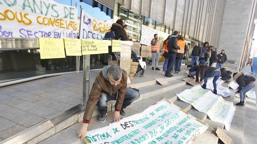 Una protesta de treballadors socials al febrer davant la seu de la Generalitat a Girona
