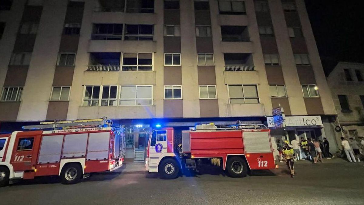 Los bomberos, desplegados en la zona la noche del domingo.
