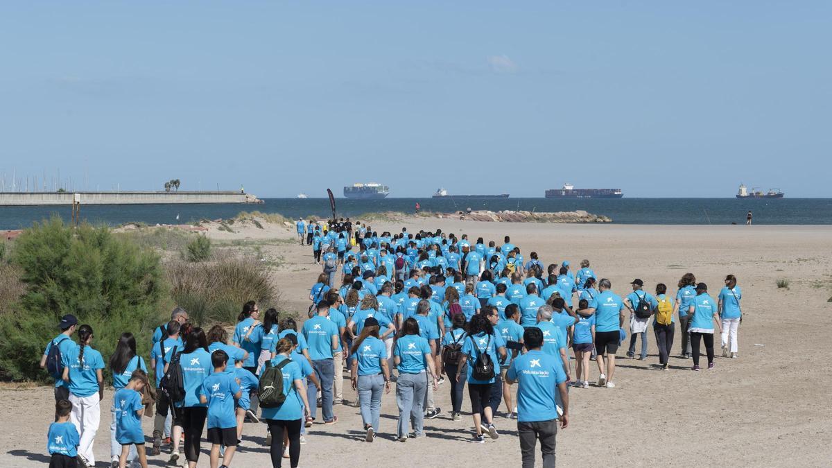 Voluntarios limpiando playas.
