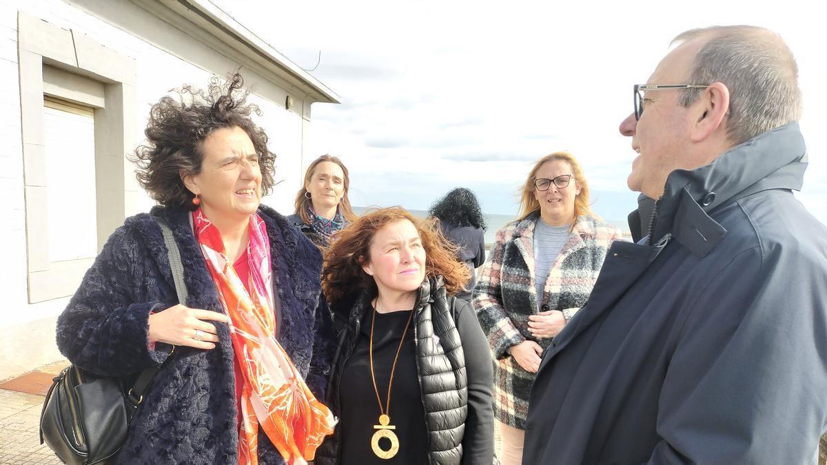 Por la izquierda, en primer plano, la Consejera de Cultura, Berta Piñán, la alcaldesa de Tapia de Casariego, Ana Vigón, y el presidente de la Autoridad Portuaria de Avilés, Santiago Rodríguez, en la visita al faro el pasado viernes.