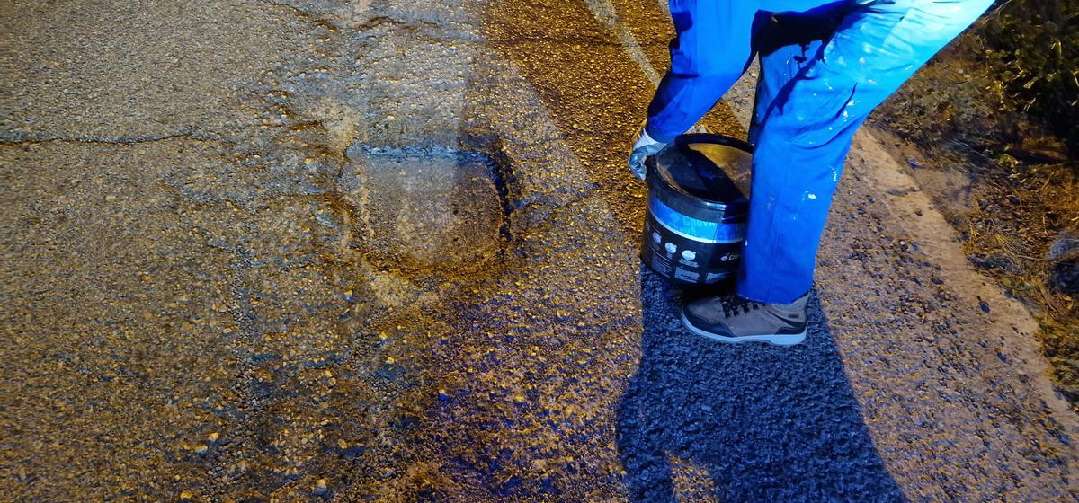 Uno de los vecinos tapando un socavón