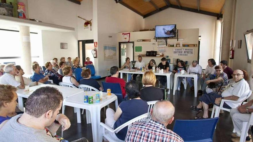 Asistentes a la asamblea celebrada ayer en Corigos.