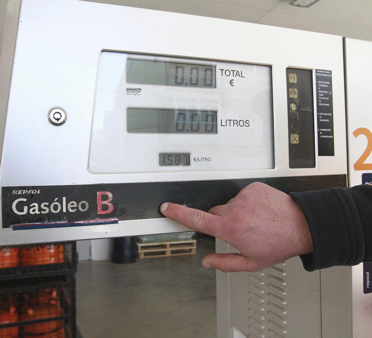 Una estación de servicio en O Carballiño, con el precio por litro del gasóleo B ayer.