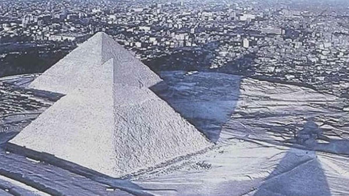 Montaje de las Pirámides de Egipto cubiertas de nieve