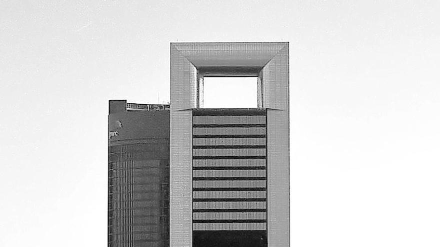Vista de la torre Cepsa, diseñada por Norman Foster. // FDV
