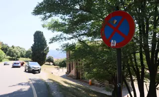 El Prerrománico del monte Naranco, rodeado de coches