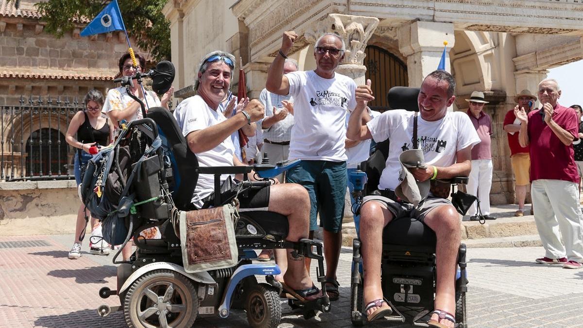 Peregrinos Santa Eulalia en silla de ruedas.